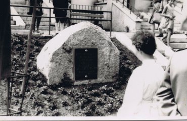 052 - Kamień pamiątkowy przed wejściem do Ośrodka Zdrowia.