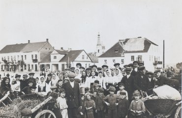 Włodawiacy i okoliczna ludność na Rynku. 25-08-1916
