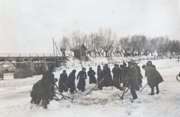 Żydzi kruszący lód na Bugu. 19-03-1917